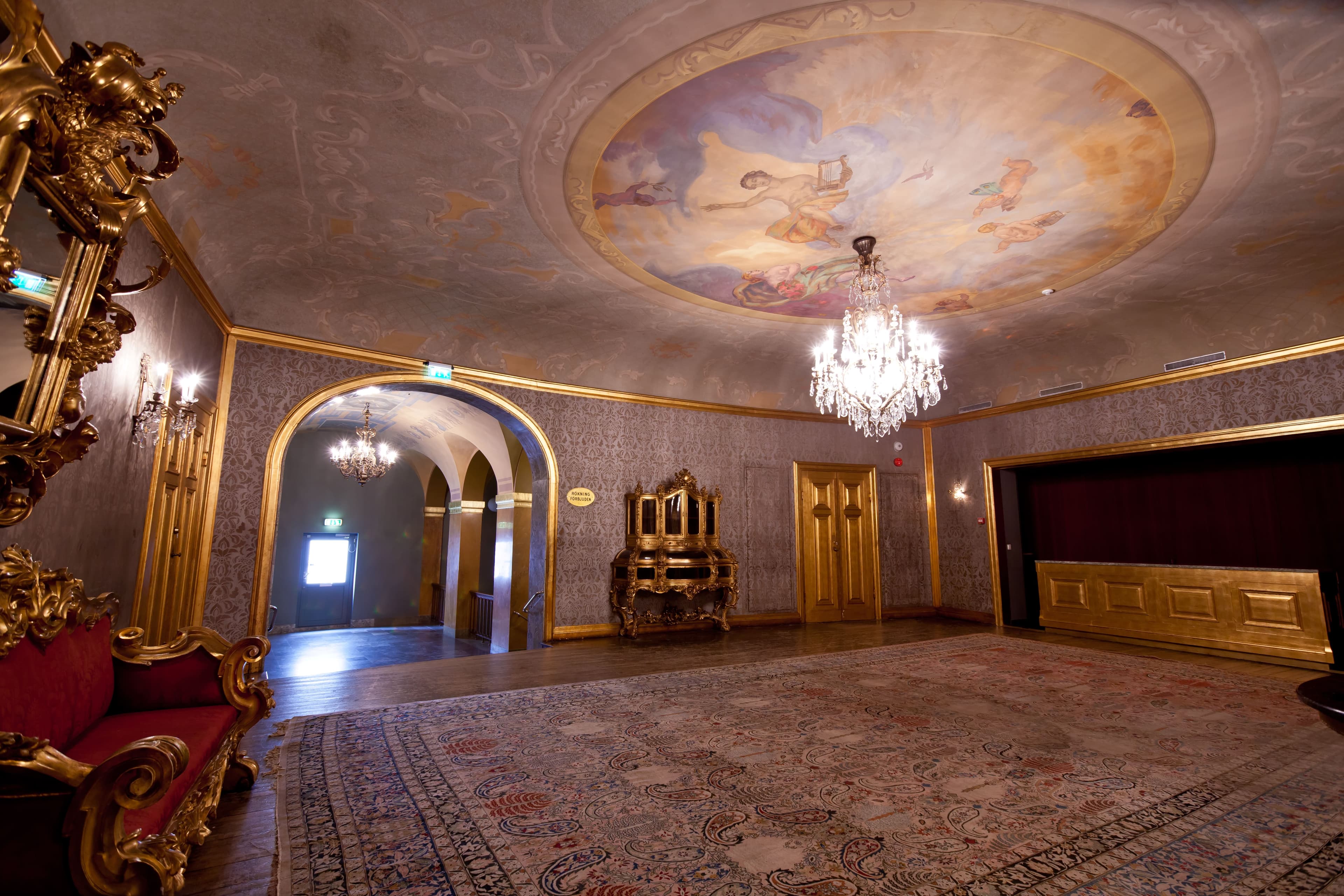 Guldfoajéns eleganta helhetsbild med kristallkrona