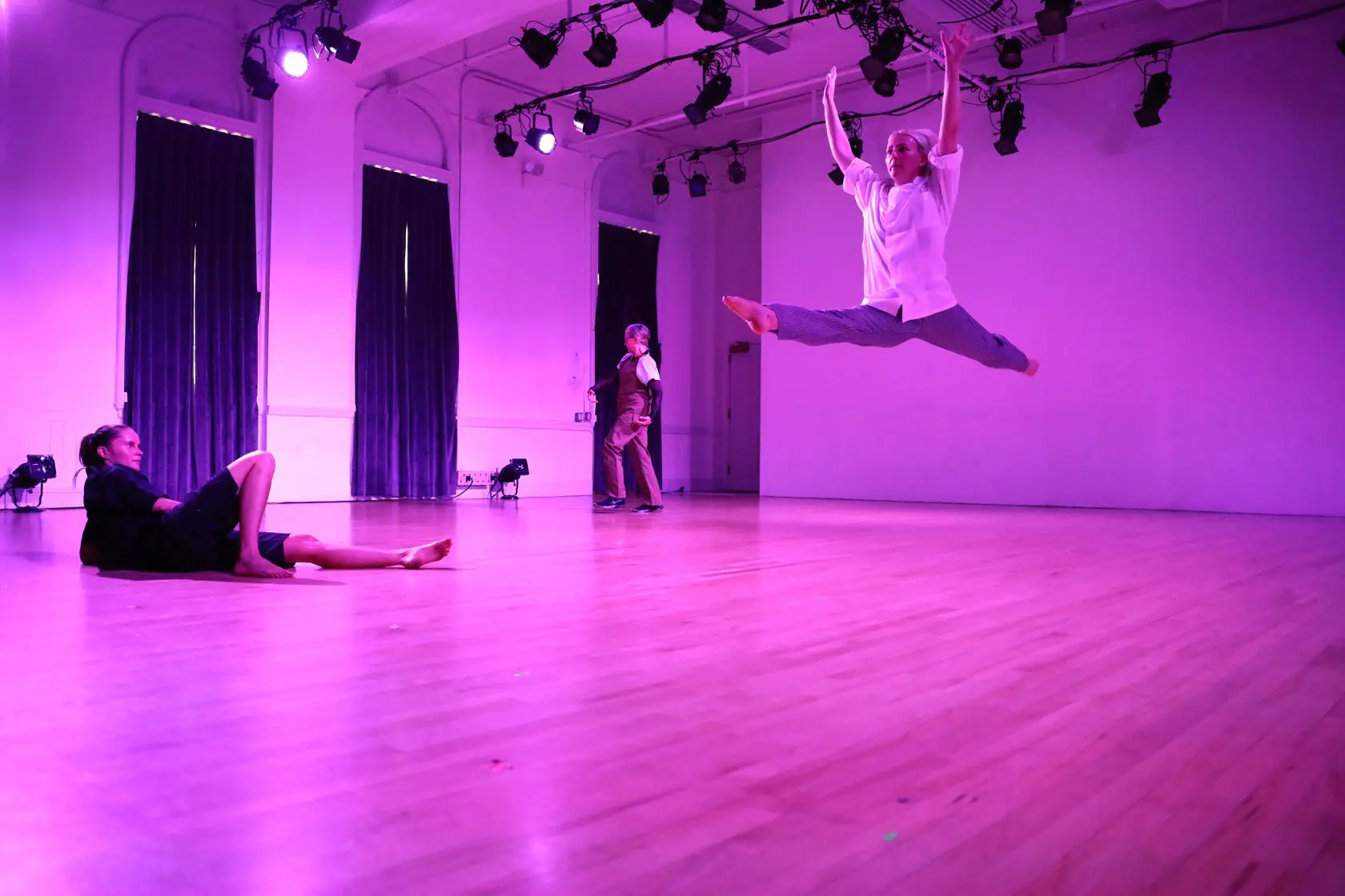 Tre stycken dansare i en studio