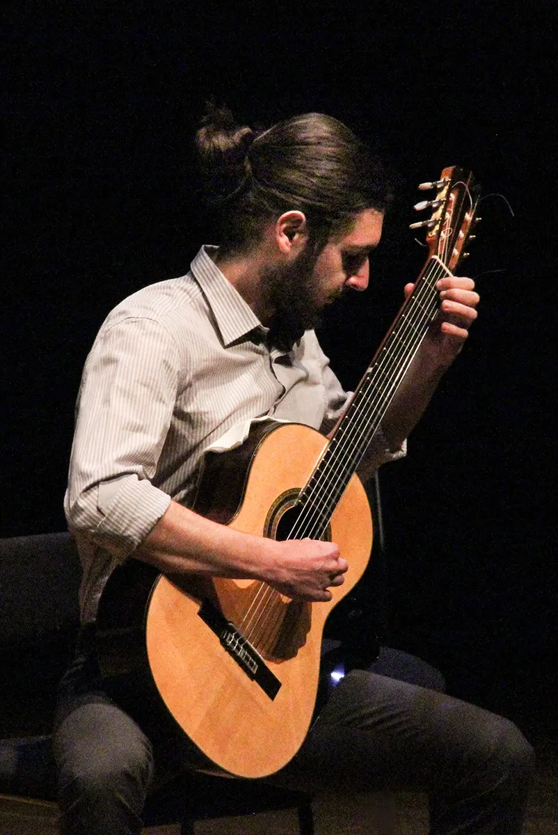 Ung man spelar gitarr